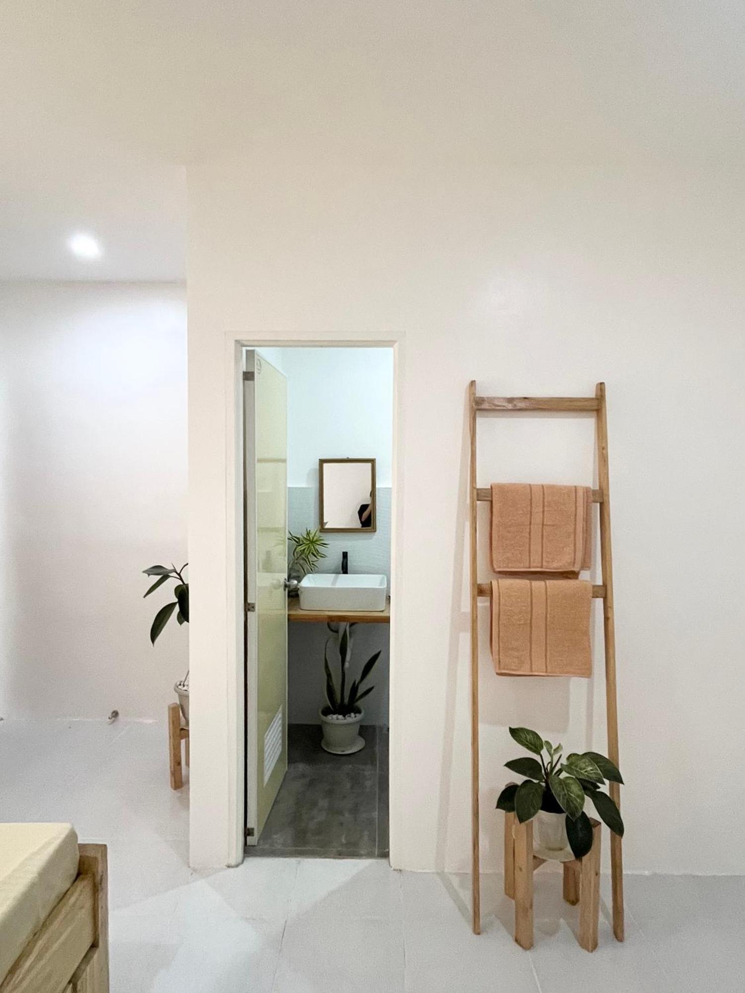 Sunnydale Apartelle -Room Accommodation Near Calatagan Beach Resorts Batangas Exterior foto