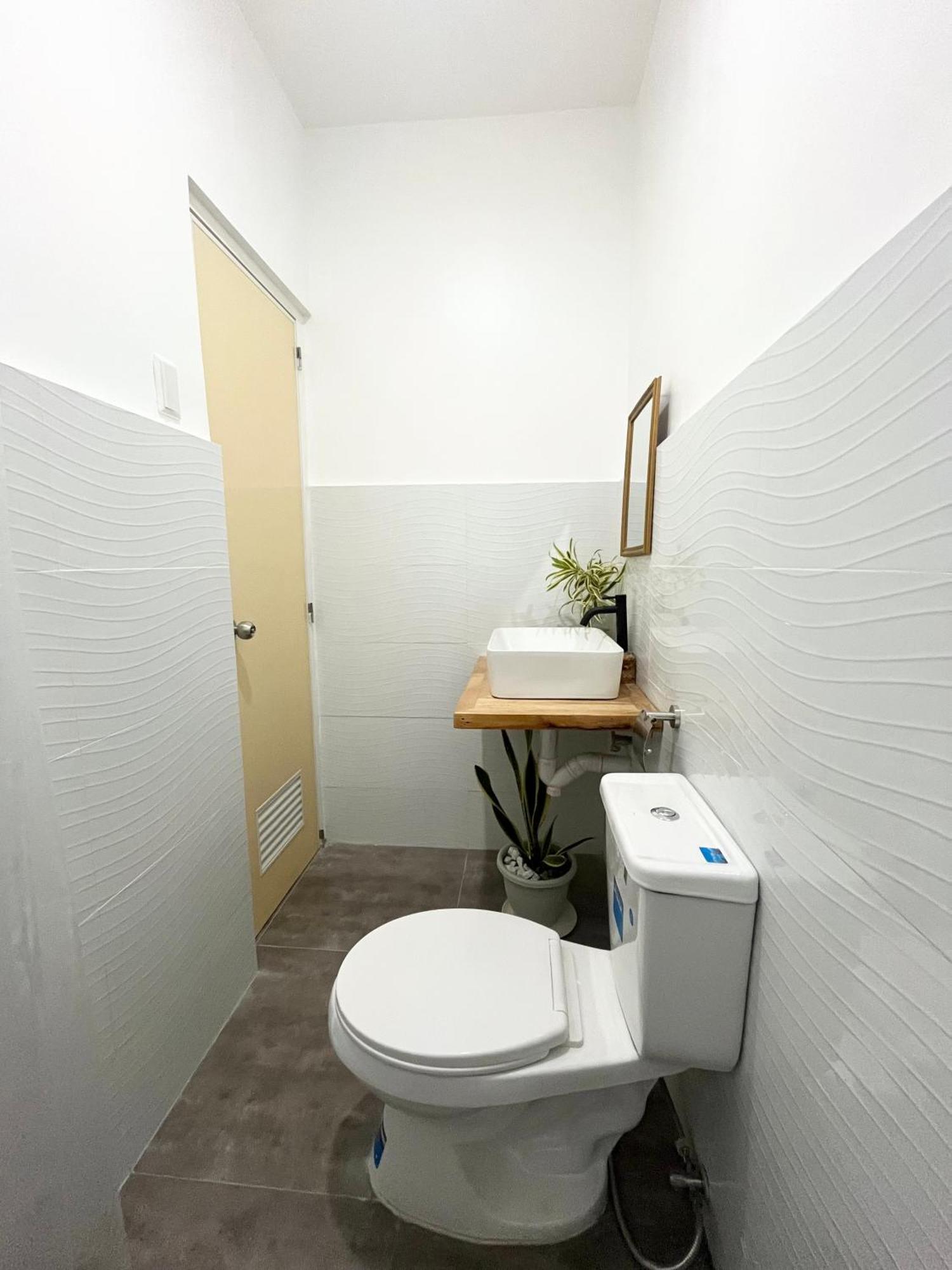 Sunnydale Apartelle -Room Accommodation Near Calatagan Beach Resorts Batangas Exterior foto